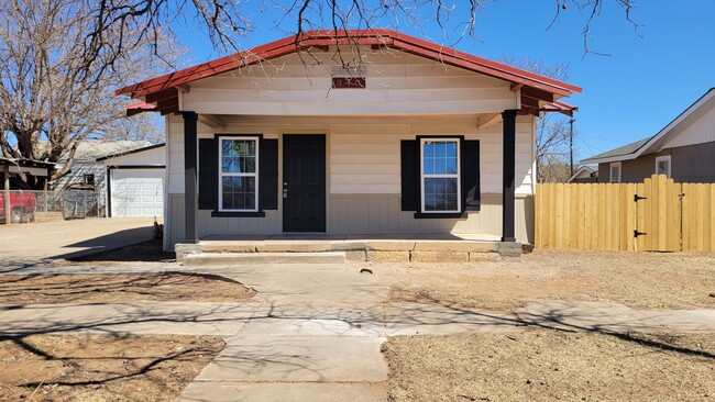 Building Photo - Totally Updated 3/1/2 A MUST SEE! Available July 2026