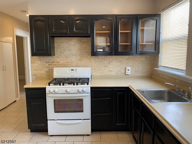 Building Photo - 48 Hazelwood Ave