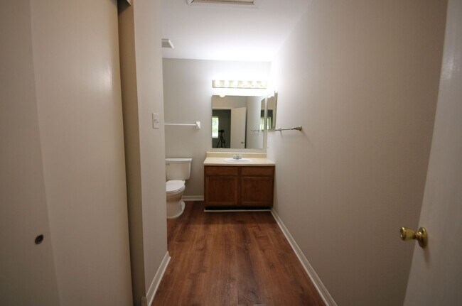 Building Photo - All Electric Second Floor Garden Condo for Rent in Wildwood