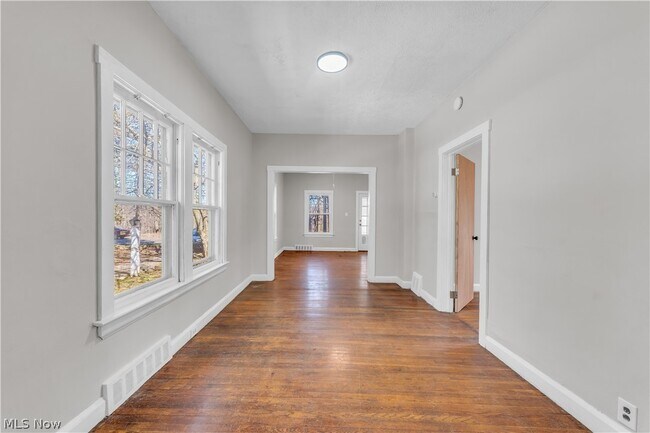 Building Photo - 2150 Glenridge Rd