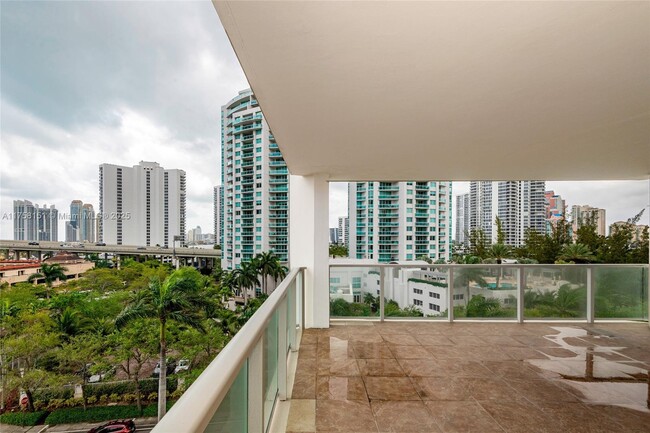 Building Photo - 19500 Turnberry Way