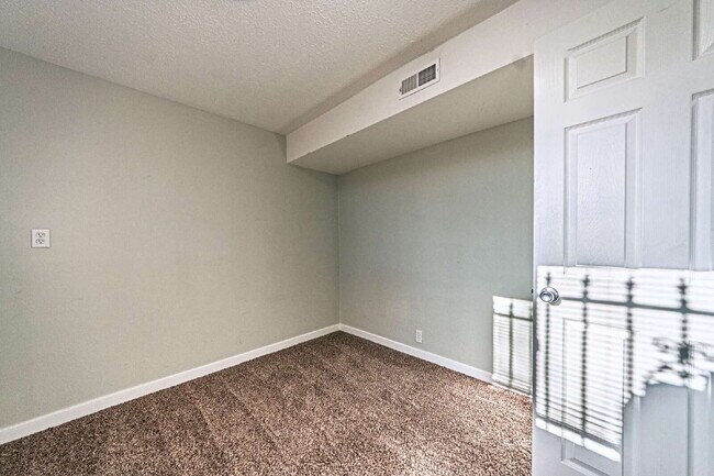 Building Photo - 5 bedrooms ,2 bathrooms and on 0.32 acres for rent