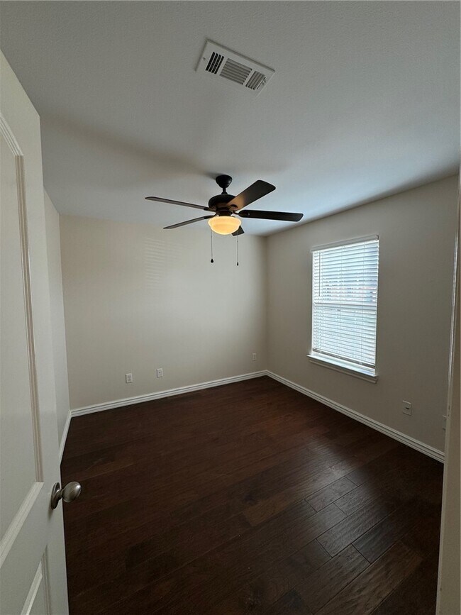 Building Photo - 1300 Yorkshire Dr