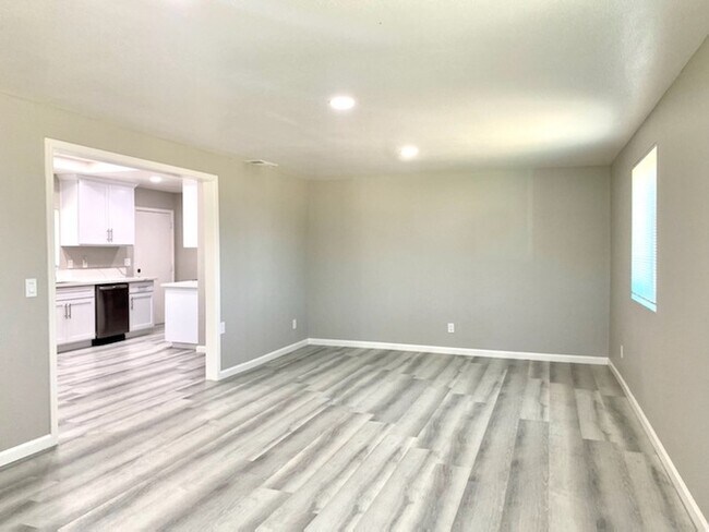 Building Photo - 4 Bedroom Offers Country Living In The Heart Of Lincoln!