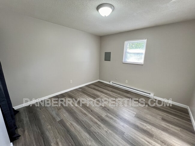 Building Photo - 905 Markle St
