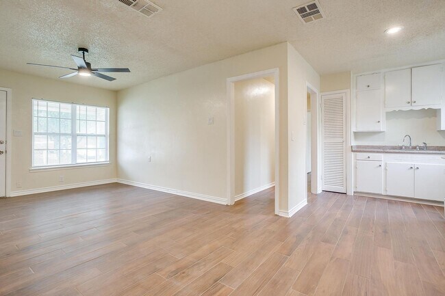 Building Photo - 3537 Half Moon Dr