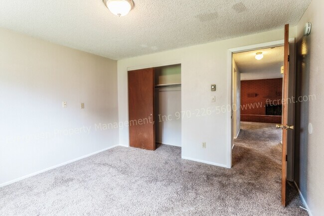 Building Photo - 915/917 Camelot Court