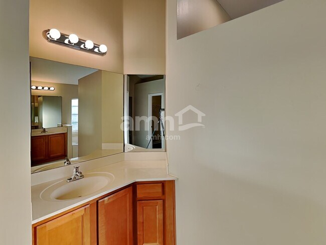 Building Photo - 1943 Wages Way S