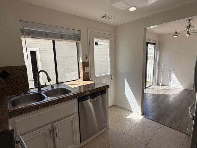 Building Photo - 3-Bedroom Hilltop Village Home w/ Bonus Am...