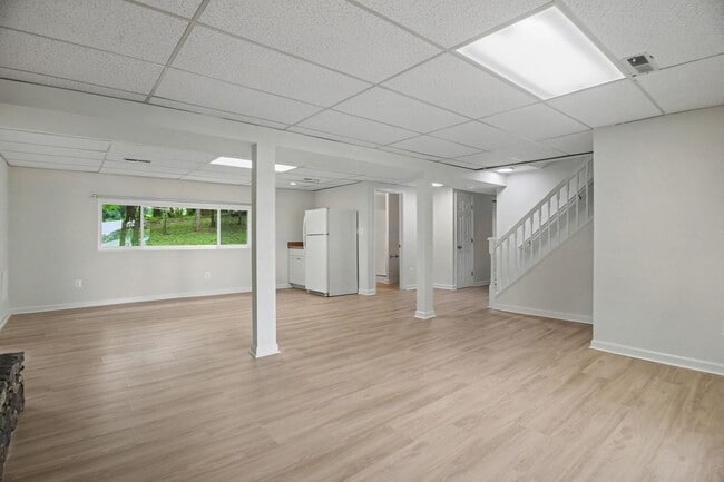 Building Photo - 201 Birchside Cir