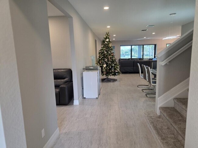 Building Photo - 527 SE Vallarta Dr