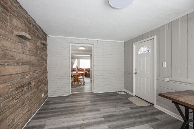 Building Photo - 3 BED 2 BATH BEAUTIFUL SINGLE FAMILY HOME!