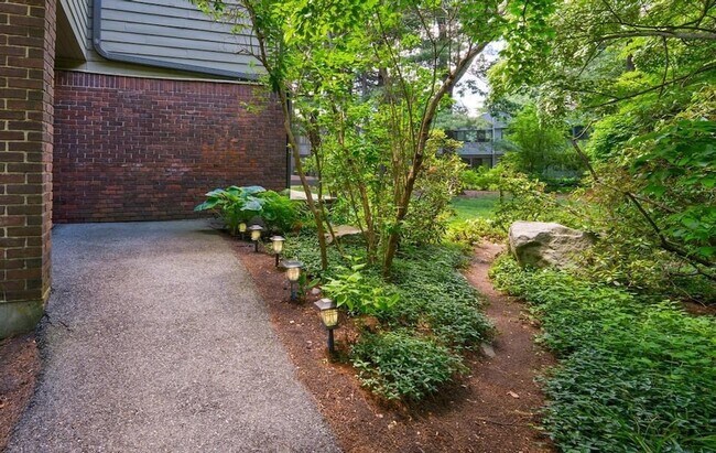 Building Photo - 559 Great Elm Way