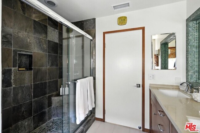 Building Photo - 730 Basin Dr