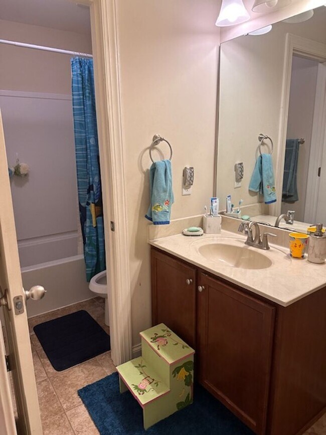 Building Photo - 4 Bedroom, 2.5 bath home in Mimosa Bay Com...