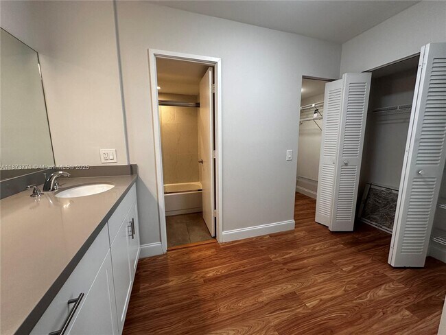 Building Photo - 3731 N Country Club Dr