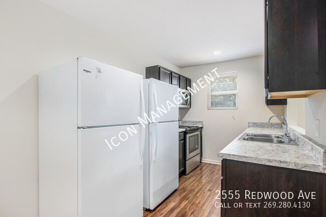 Building Photo - 2555 Redwood Ave