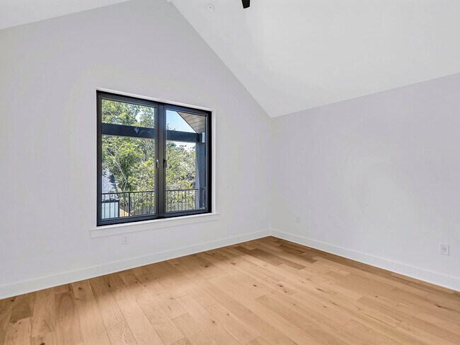 Building Photo - 607 E 47th St