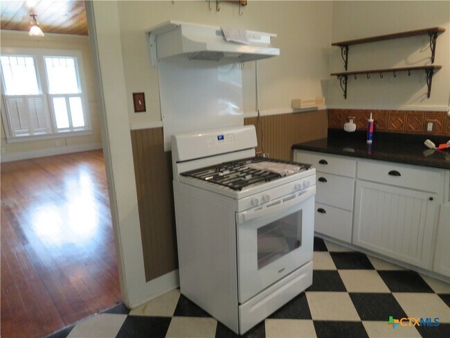 Building Photo - 610 E Krezdorn St