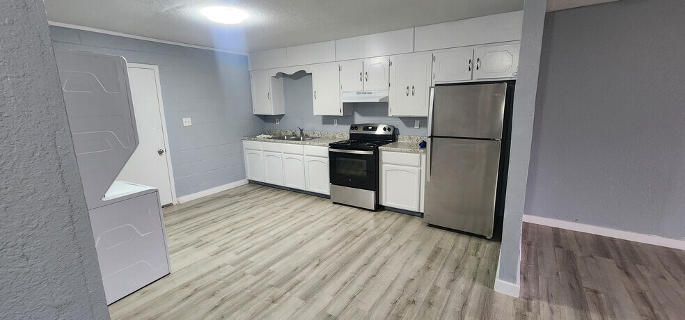 Building Photo - 1013 Reynosa St