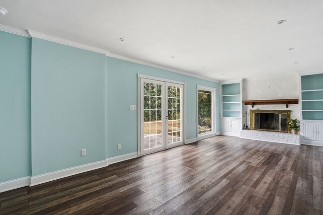 Building Photo - LIVE IN THE HEART OF RALEIGH-BEAUTIFUL AND FUNCTIONAL HOME AWAITS YOU!