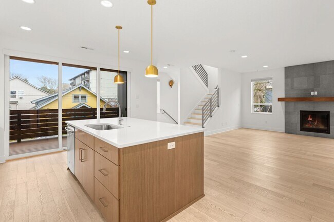 Building Photo - Stunning, Modern 4 bed home with attached ADU in King Neighborhood - AVAILABLE NOW!!