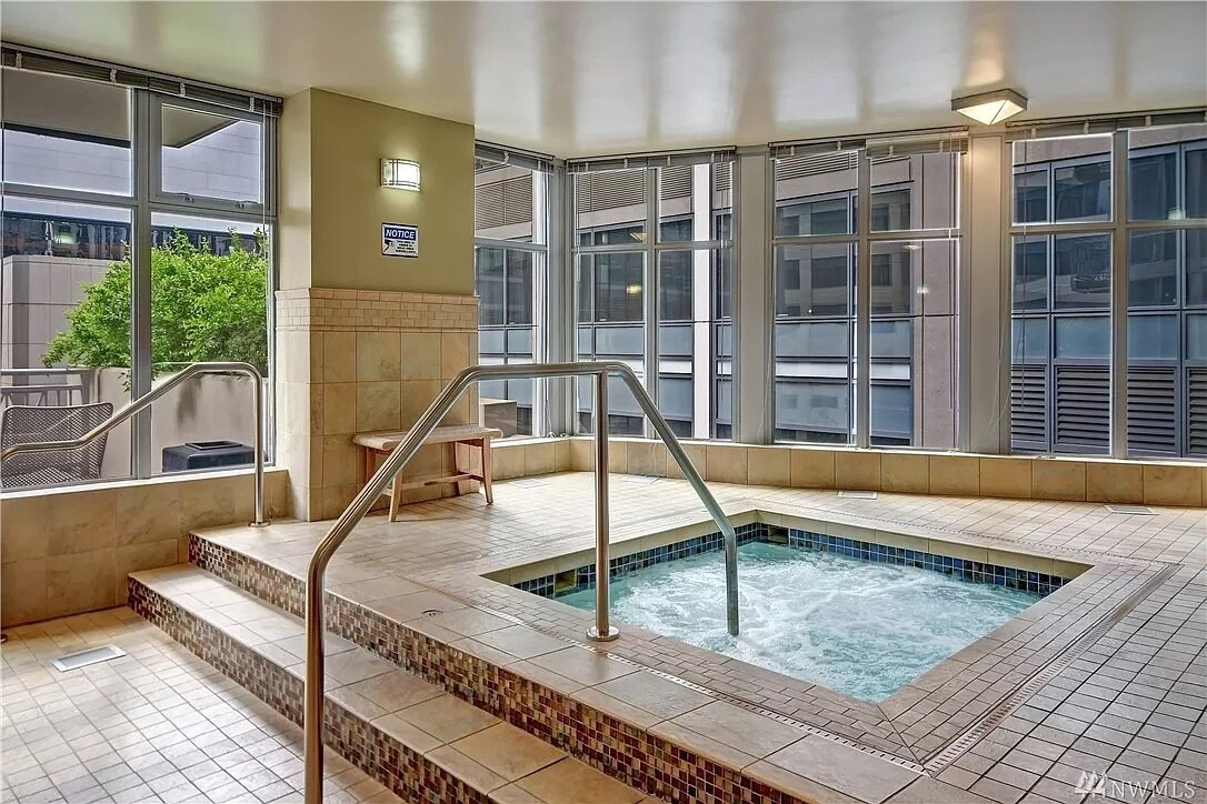 Jacuzzi - 819 Virginia St