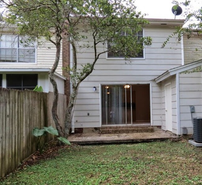 Building Photo - Beautiful 3 Bedroom Townhouse!