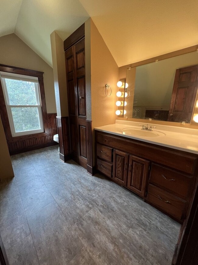 Building Photo - Spacious 4 Bedroom, 2 Bathroom Home