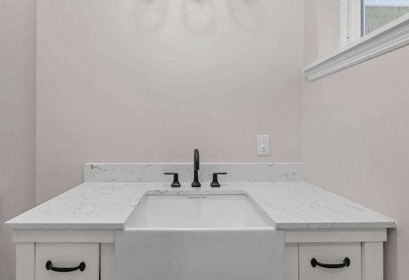 Building Photo - 230 W Oaks Pl