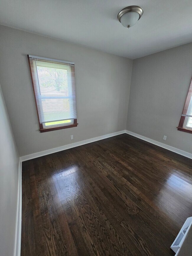 Building Photo - Updated 2 Bedroom Ranch