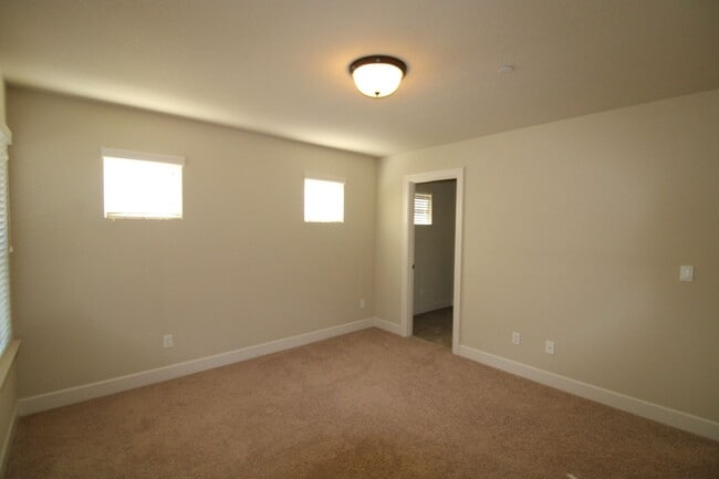 Building Photo - WELL MAINTAINED, BEAUTIFUL 5 BR HOME IN THE CAMAS HILLS!