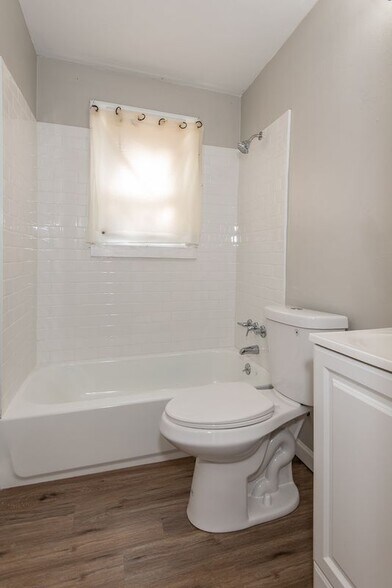 Building Photo - 320 Henquin Dr