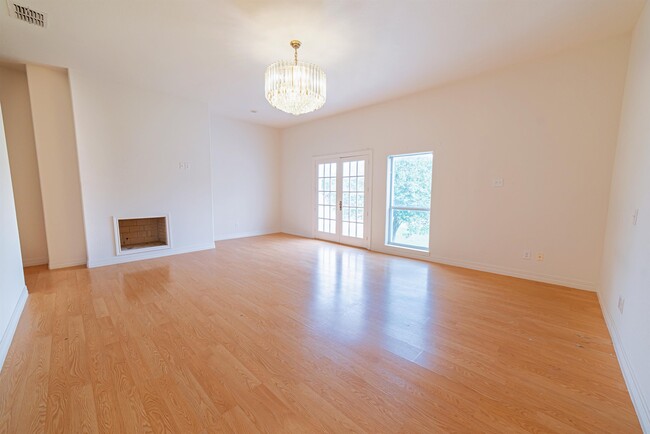 Building Photo - 1800 Country Club Dr