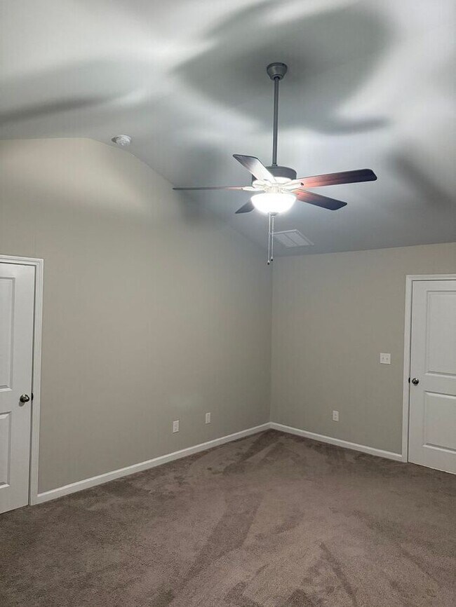 Building Photo - **Charming 3-Bedroom Home in Peaceful Stan...