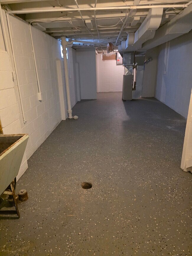 Building Photo - 4813 Greenlawn Dr