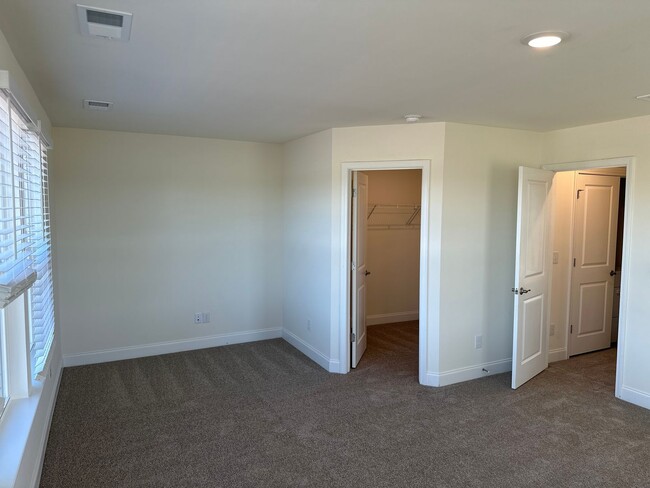 Building Photo - Gorgeous 3 Bedroom End Unit Townhome, Avai...