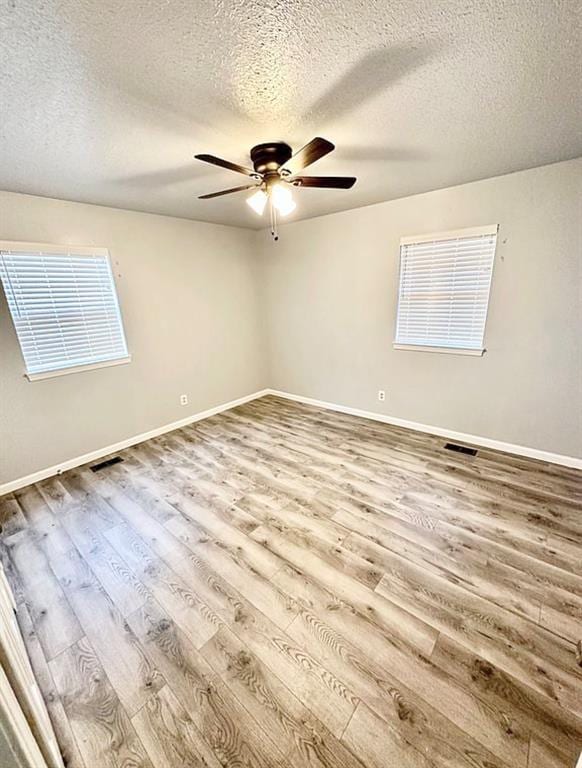 Building Photo - 3215 Oakwood Dr