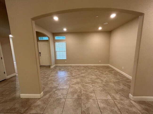 Building Photo - *** MOVE IN SPECIAL - $500.00 OFF FIRST MO...