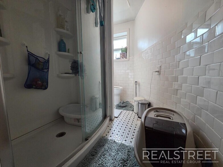 Building Photo - Huge Floor-Through 1 Bedroom with Private Backyard