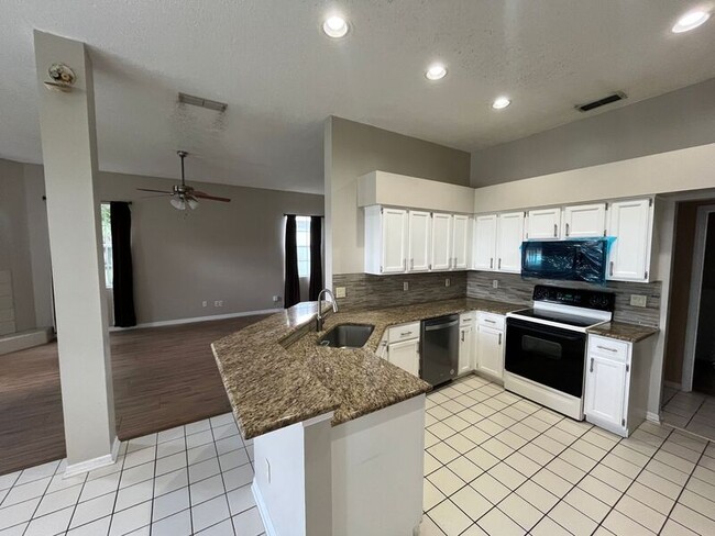 Building Photo - 3708 Molona Dr