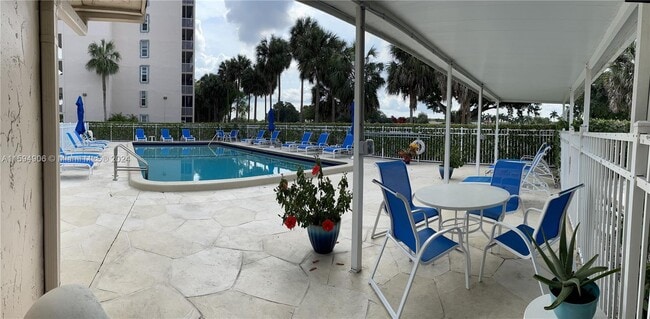 Building Photo - 250 Jacaranda Dr