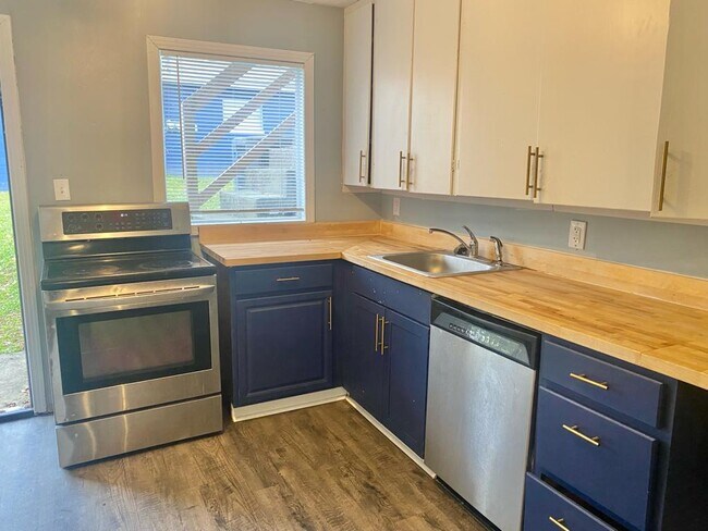 Kitchen - 324 E Pershing St