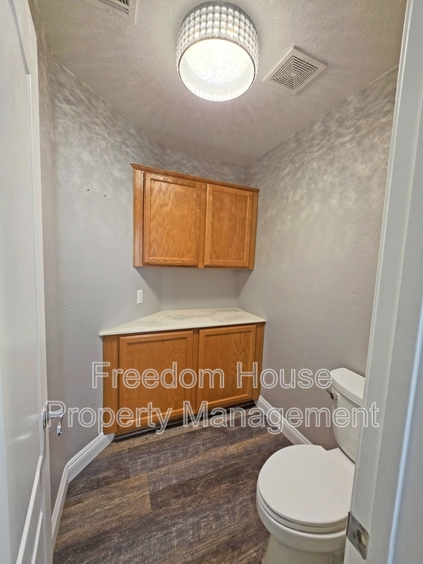 Building Photo - 3630 E Vineyard Dr N
