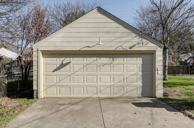 Building Photo - FOR LEASE | Tulsa | 2 Bed, 1 Bath Home - $...