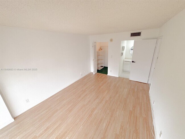 Building Photo - 17021 N Bay Rd