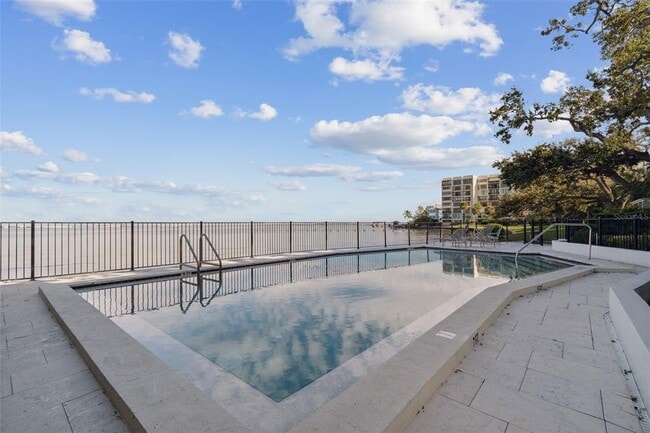 Building Photo - 5010 Bayshore Blvd
