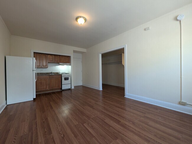 Building Photo - 3335 W Diversey Ave
