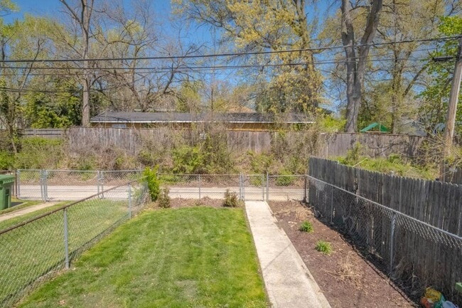 Building Photo - 806 Benninghaus Rd