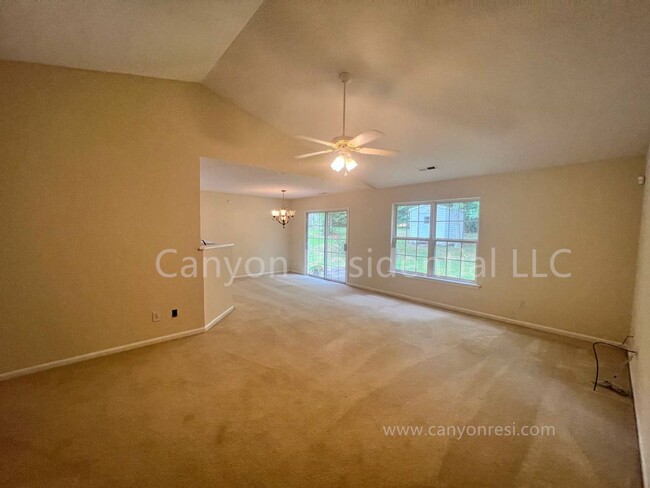 Building Photo - Beautiful 3b Room!Move in ready!